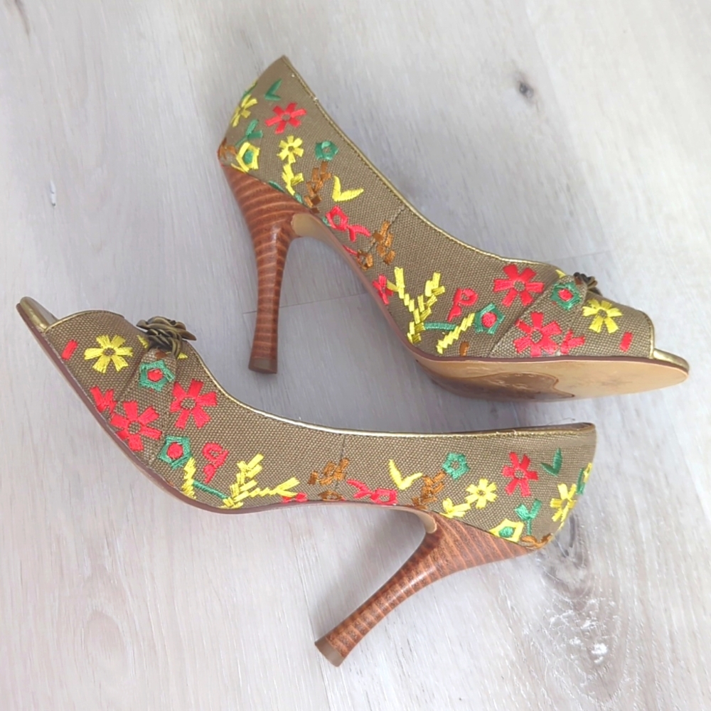 Naughty Monkey Embroidered Canvas Heels Size 6 - Picture 3 of 7